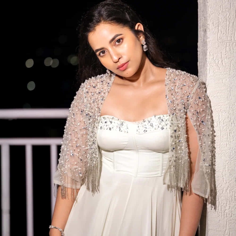 “నేను డెంటిస్ట్ ను.. డాక్టర్ చదువు పూర్తి చేసి డెంటిస్ట్ గా పనిచేశాను. సినిమాల్లోకి వస్తానంటే నాన్న ఒప్పుకోలేదు. డాక్టర్ సర్టిఫికెట్ ఉన్నాకే ఏదైనా చేయమన్నారు. చేతిలో డిగ్రీ ఉంటే సేఫ్గా ఉంటుంది అని చెప్పారు. అందుకే ఇండస్ట్రీలోకి లేట్ గా వచ్చాను. న్యూయార్క్ వెళ్లి మాస్టర్స్ చేద్దాం అనుకున్నాను. అప్పుడే నేను సీత దేవి సినిమా ఛాన్స్ వచ్చింది.