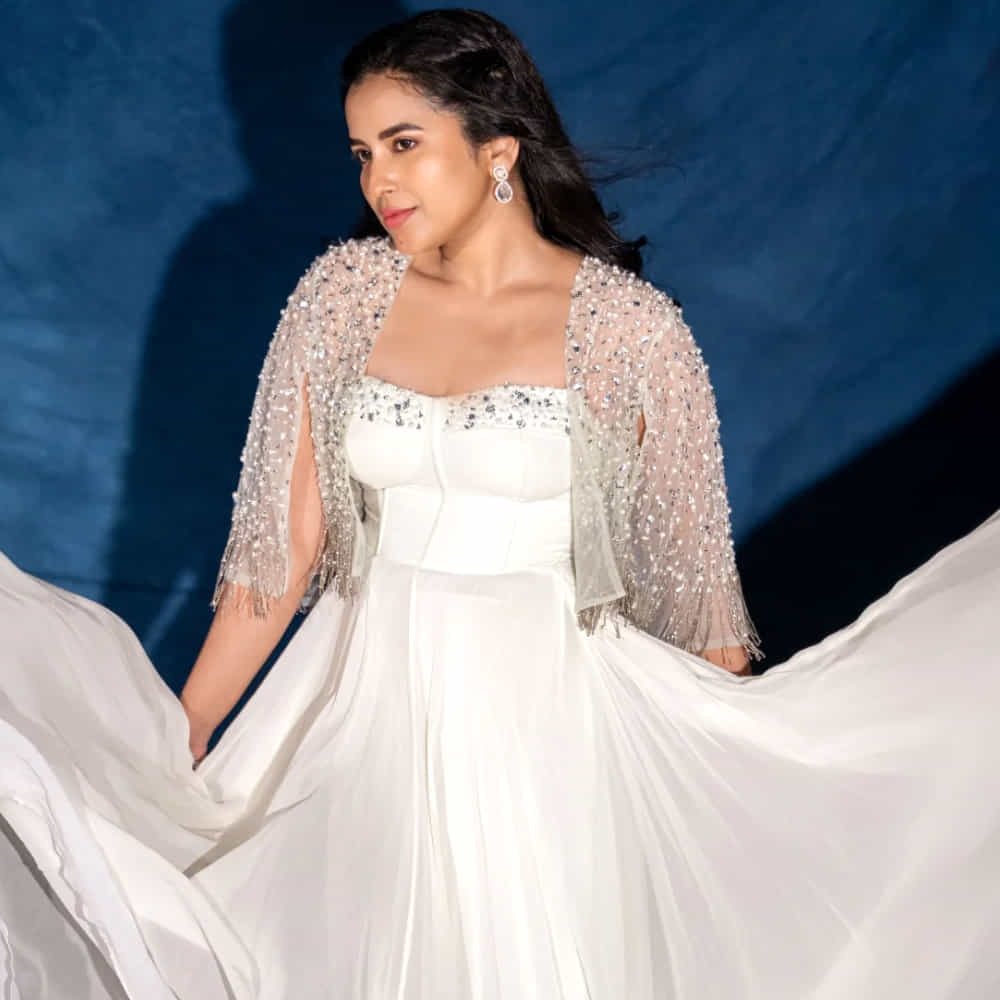 నా సెకండ్ సినిమా డైరెక్టర్ అందులో హీరో. నటించమని అడగడంతో నా మాస్టర్స్ అప్లికేషన్ చింపేసి సినిమాల్లోకి వచ్చాను” అంటూ చెప్పుకొచ్చింది. కోమలీ ప్రసాద్ క్యాసికల్ డ్యానర్. తెలుగులో నెపోలియన్, హిట్, టచ్ మీ నాట్, లూజర్ వంటి చిత్రాల్లో నటించింది.