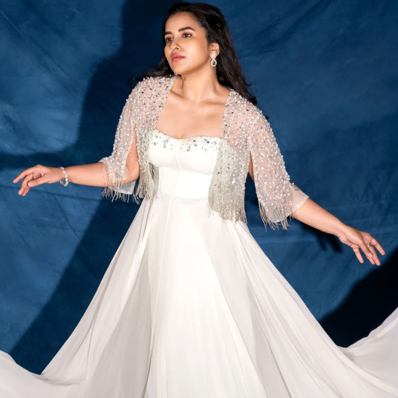 కోమలి ప్రసాద్ ఇప్పుడిప్పుడే తెలుగులో పాపులర్ అవుతుంది. హీరోయిన్ గా… క్యారెక్టర్ ఆర్టిస్టుగా వరుస సినిమాలు, వెబ్ సిరీస్ చేస్తూ ప్రేక్షకులను అలరిస్తుంది. తాజాగా బాక్సాఫీస్ వద్ద దూసుకుపోతున్న హిట్ 3 చిత్రంలో పవర్ ఫుల్ పోలీస్ ఆఫీసర్ పాత్రను పోషించింది.