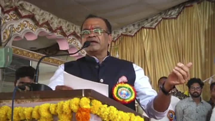 ఇదేనా క్రమశిక్షణ.. నేను మాట్లాడే టైమ్కి భోజనానికి వెళ్తారా.. టీచర్లపై మంత్రి కోమటిరెడ్డి అసహనం ఇదేనా క్రమశిక్షణ.. నేను మాట్లాడే టైమ్కి భోజనానికి వెళ్తారా.. టీచర్లపై మంత్రి కోమటిరెడ్డి అసహనం