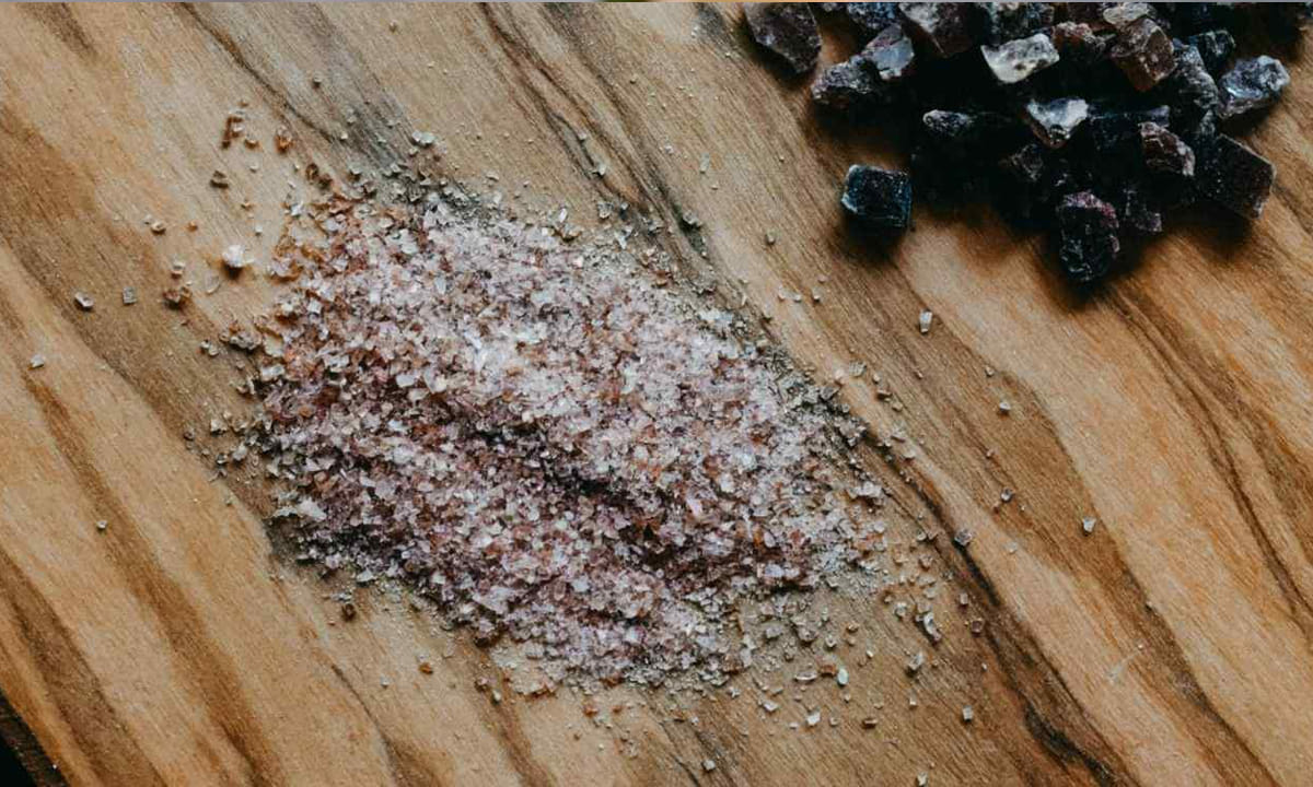 భారతదేశ స్వాతంత్య్ర పోరాటంలో ఉప్పు కూడా ముఖ్యమైన పాత్ర పోషించింది. బ్రిటిష్ పాలనలో ఉప్పుపై భారీ పన్ను విధించారు. ఇది సామాన్య ప్రజలకు ఖరీదైనదిగా మారింది. మహాత్మా గాంధీ 1930లో దండి మార్చ్ ద్వారా ఈ పన్నుకు వ్యతిరేకంగా నిరసన తెలిపారు. నేడు భారతదేశంలో ఉప్పు చౌకగా ఉంది..కానీ అమెరికా వంటి దేశాలలో దాని ధర చాలా ఎక్కువగా ఉంది.