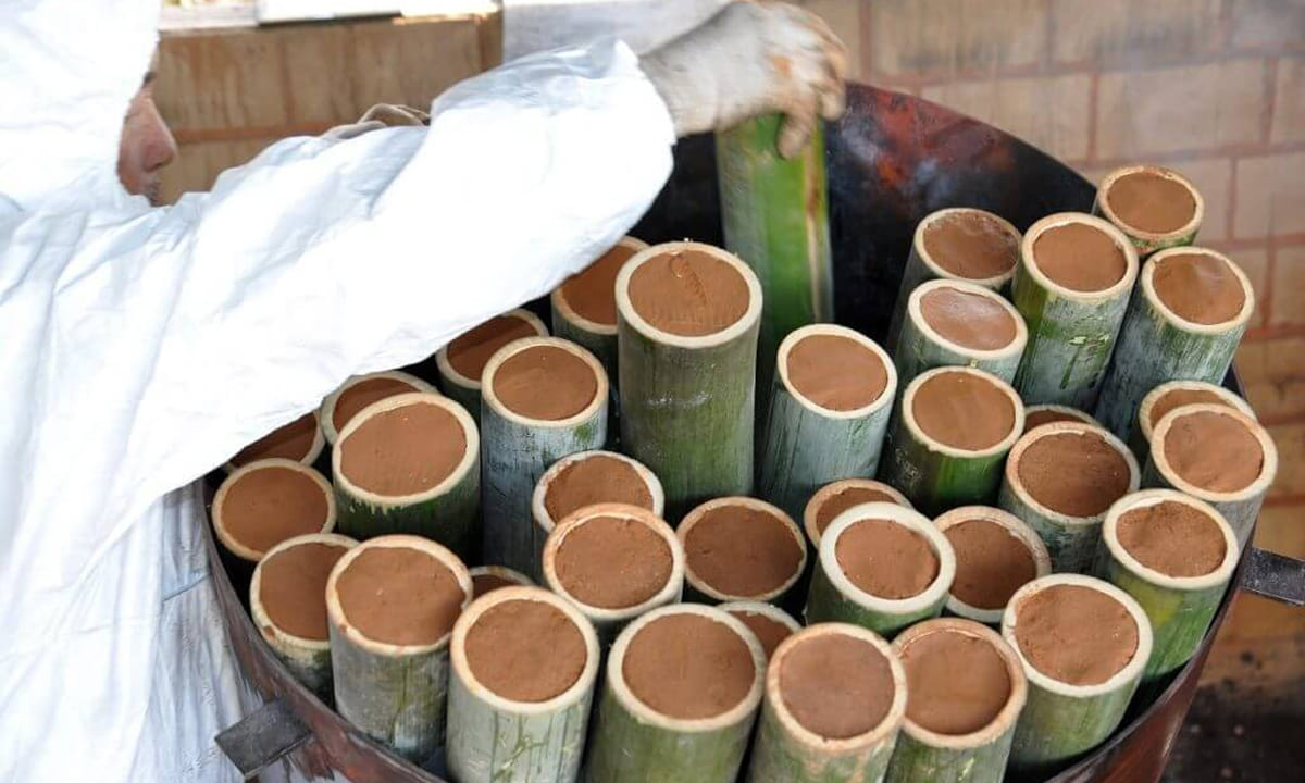 ఈ బొంగులను ఐరన్ ఓవెన్లలో ఉంచి, పైన్‌వుడ్ ఫైర్ సహాయంతో కాల్చుతారు. ఈ కాల్చే ప్రక్రియ తొమ్మిది సార్లు జరుగుతుంది. మొదటి ఎనిమిది సార్లు ఉష్ణోగ్రత 1,000°C వరకు చేరుకుంటుంది. ప్రతిసారి కాల్చిన తర్వాత గట్టిపడిన ఉప్పును తీసి, చూర్ణం చేసి, మళ్లీ వెదురు బొంగుల్లో నింపుతారు. తొమ్మిదోసారి చివరిగా 1500°C లేదా అంతకంటే ఎక్కువ ఉష్ణోగ్రత వద్ద కాల్చుతారు. ఈ చివరి కాల్చడం వల్ల ఉప్పు కరిగి, వెదురు, పైన్‌వుడ్ నుండి పోషకాలను, తీపి రుచిని గ్రహించి, ప్రత్యేకమైన ఊదా రంగులో 'పర్పుల్ బాంబూ సాల్ట్‌‌గా మారుతుంది.