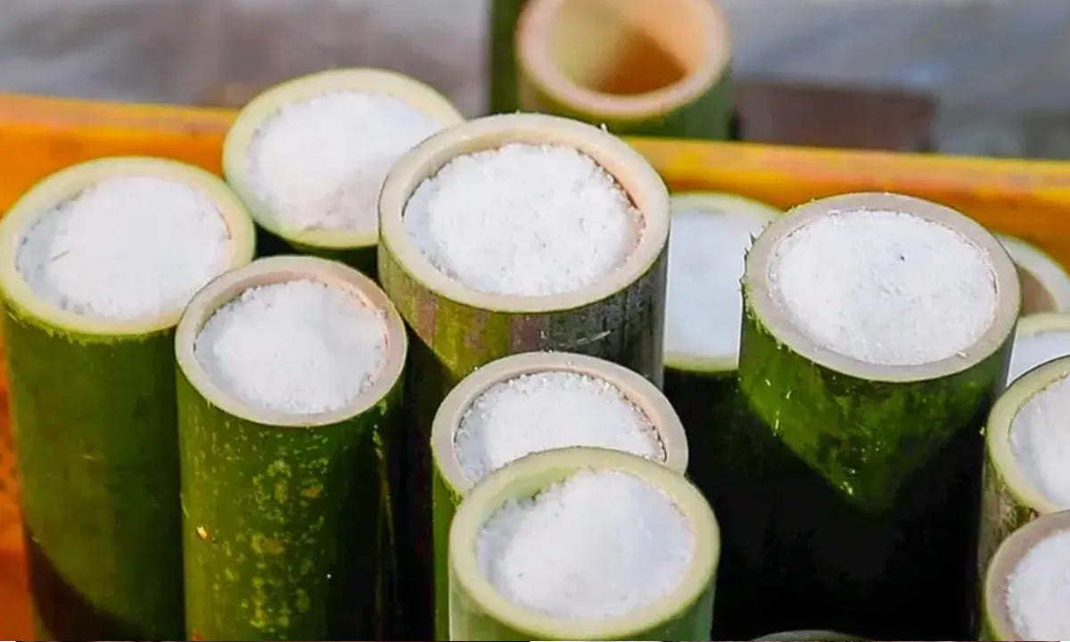 కొరియన్ బాంబూ సాల్ట్‌ తయారీ చాలా శ్రమతో కూడుకున్నది. అందుకే దీని ధర రూ.35వేలు ఉంటుంది.  ఈ ప్రక్రియ పూర్తి కావడానికి దాదాపు రెండు నెలల సమయం పడుతుంది. నైపుణ్యం కలిగిన కార్మికులు దీనిని తయారు చేస్తారు. మొదట కొరియా పశ్చిమ తీరం నుంచి సేకరించిన సముద్రపు ఉప్పును మందపాటి వెదురు బొంగుల్లో నింపుతారు. ఆ తర్వాత వాటిని పసుపు లేదా ఎరుపు బంకమట్టితో మూసివేస్తారు.
