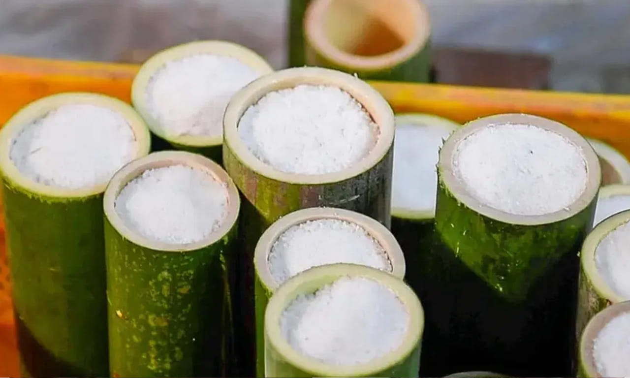 కొరియన్ బాంబూ సాల్ట్‌ తయారీ చాలా శ్రమతో కూడుకున్నది. అందుకే దీని ధర రూ.35వేలు ఉంటుంది.  ఈ ప్రక్రియ పూర్తి కావడానికి దాదాపు రెండు నెలల సమయం పడుతుంది. నైపుణ్యం కలిగిన కార్మికులు దీనిని తయారు చేస్తారు. మొదట కొరియా పశ్చిమ తీరం నుంచి సేకరించిన సముద్రపు ఉప్పును మందపాటి వెదురు బొంగుల్లో నింపుతారు. ఆ తర్వాత వాటిని పసుపు లేదా ఎరుపు బంకమట్టితో మూసివేస్తారు.
