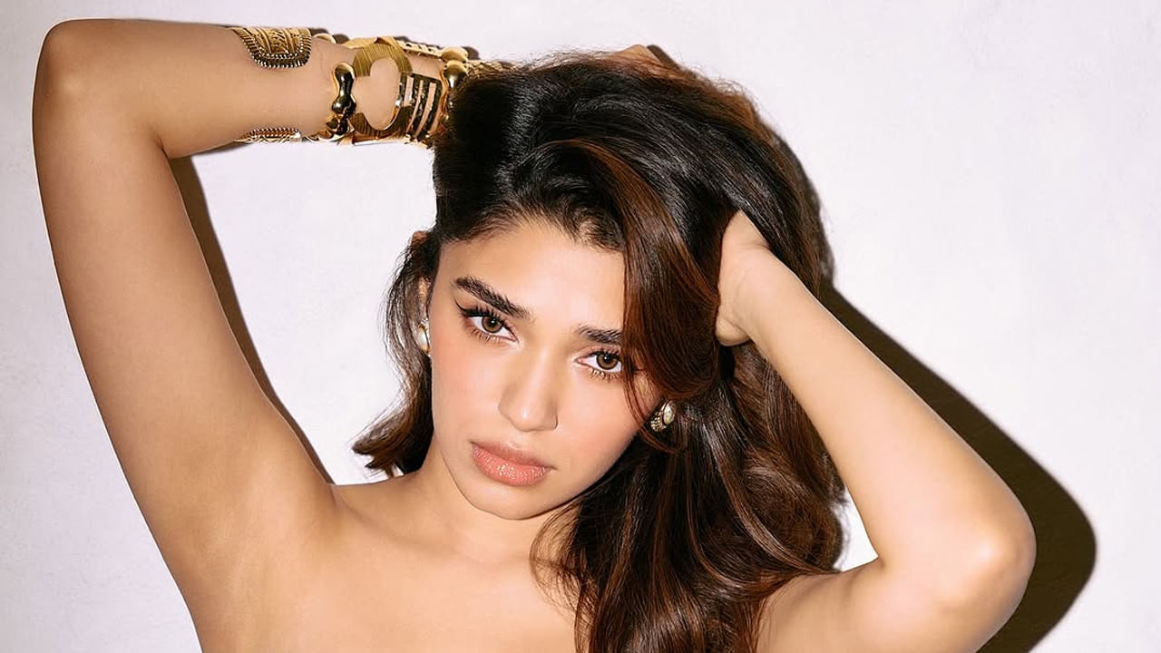 ఉప్పెన బ్యూటీ కృతి శెట్టి రోజు రోజుకు గ్లామర్ డోస్ పెంచుతూ అందరినీ ఆకట్టుకుంటుంది. కెరీర్ మొదట్లో చాలా పద్ధతిగా కనిపించిన ఈ మధ్య  గ్లామర్ డోస్ పెంచి, హాట్ హాట్ లుక్స్‌తో కుర్రకారును మాయ చేస్తుంది. తాజాగా ఈ బ్యూటీ గ్రీన్ కలర్ ట్రెండీ డ్రెస్‌లో అదిరిపోయే లుక్‌లో ఫొటోలకు ఫోజులిచ్చింది. మరి మీరు కూడా ఆఫొటోస్ పై ఓ లుక్ వేయండి.