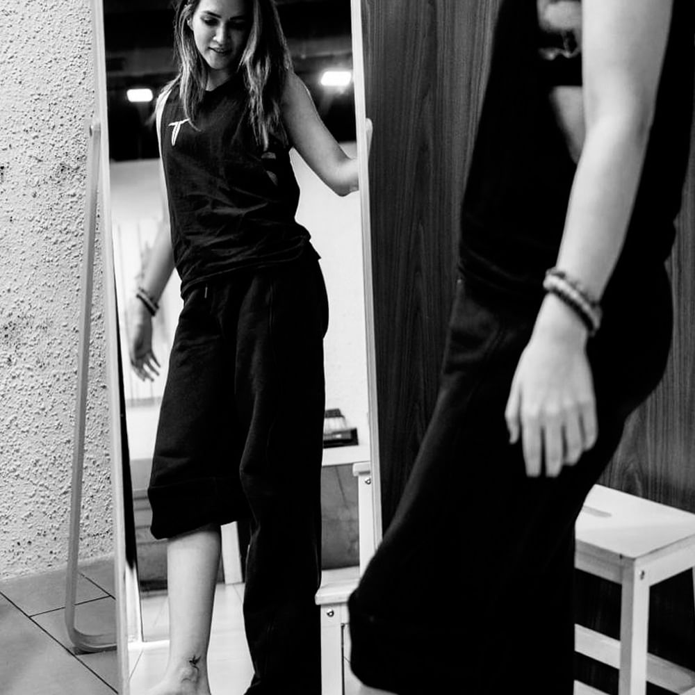 కృతి సనన్ ఇప్పటివరకు ఒంటిపై ఒక్క టాటూ వేయించుకోలేదట. కానీ మొదటిసారి ఒక టాటూ వేయించుకుంది.  తన కాలు మీద ఎగిరే పక్షి టాటూగా వేయించుకుంది. అంతేకాకుండా ఈ టాటూ కింద ఆసక్తికర కొటేషన్ రాసుకొచ్చింది ఈ అమ్మడు. 