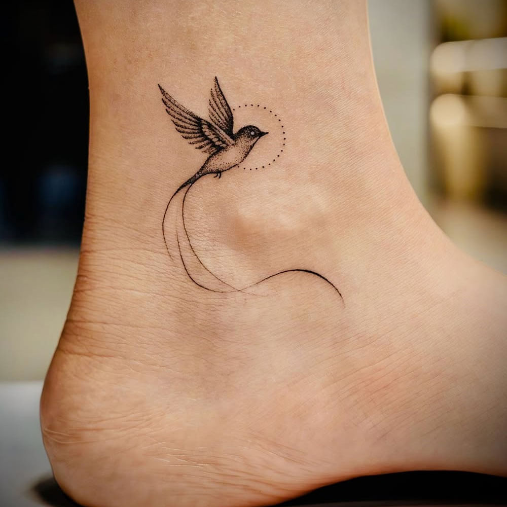 కళ్లతో కలుల కంటున్న ఎవరైనా సరే మీరు భయపడే ఆ ఎత్తును తీసుకోండి. ఇది సులభం కాకపోవచ్చు. కానీ మీరు మీ మార్గాలను కనుగొంటారు. ఎగరడం నేర్చుకుంటారు. జీవితంలో ముందడుగు వేయాలి అనే లక్ష్యంతో ఆ టాటూ వేయించుకున్నట్లు చెప్పుకొచ్చింది. 