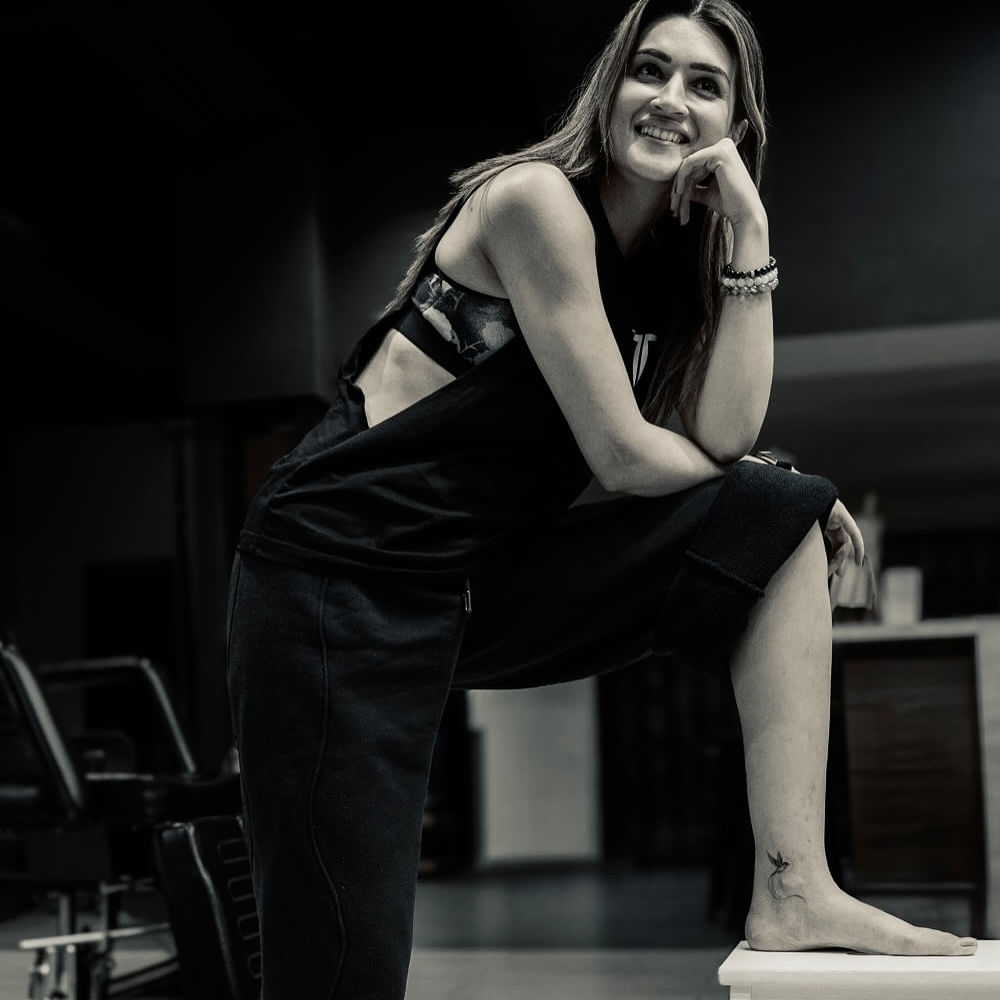 తెలుగులో నాగచైతన్యతో దోచేయ్, ప్రభాస్ తో రామాయణం చిత్రాల్లో నటించింది. కానీ ఎక్కువగా హిందీలోనే నటిస్తుంది ఈ అమ్మడు. తాజాగా తన కాలిపై టాటూ వేయించుకుంది. ఇందుకు సంబంధించిన ఫోటోస్ షేర్ చేస్తూ ఆ టాటూ మీనింగ్ కూడా చెప్పేసింది. 