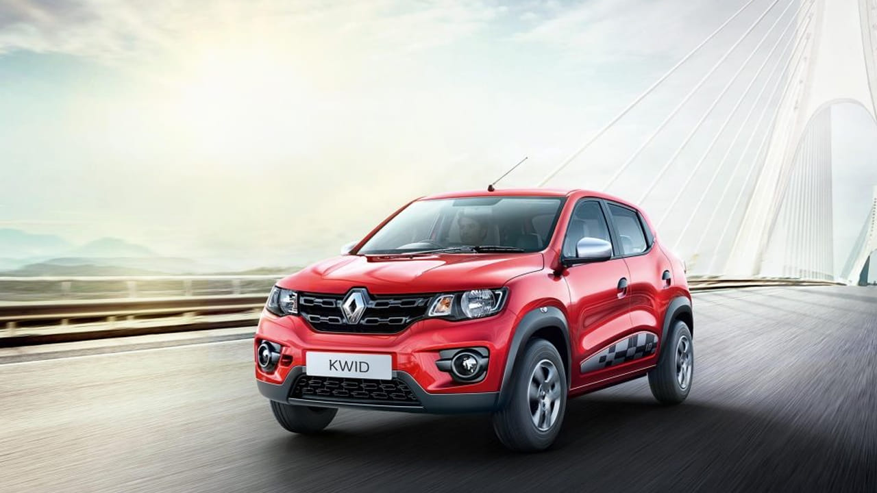 రెనాల్ట్ క్విడ్: భారత మార్కెట్లో రెనాల్ట్ ఇండియా అతి తక్కువ ధర కలిగిన కారు క్విడ్ (రెనాల్ట్ క్విడ్). సరసమైన కారు కొనాలనుకునే వారికి ఇది మంచి ఎంపిక. క్విడ్ ప్రస్తుత ఎక్స్-షోరూమ్ ధర రూ. 4.70 లక్షల నుండి ప్రారంభమవుతుంది. ఈ కాంపాక్ట్ హ్యాచ్‌బ్యాక్ 999 సిసి ఇంజిన్‌తో శక్తినిస్తుంది. ఇది లీటర్‌కు 22.3 కిలోమీటర్ల మైలేజీని ఇస్తుంది.