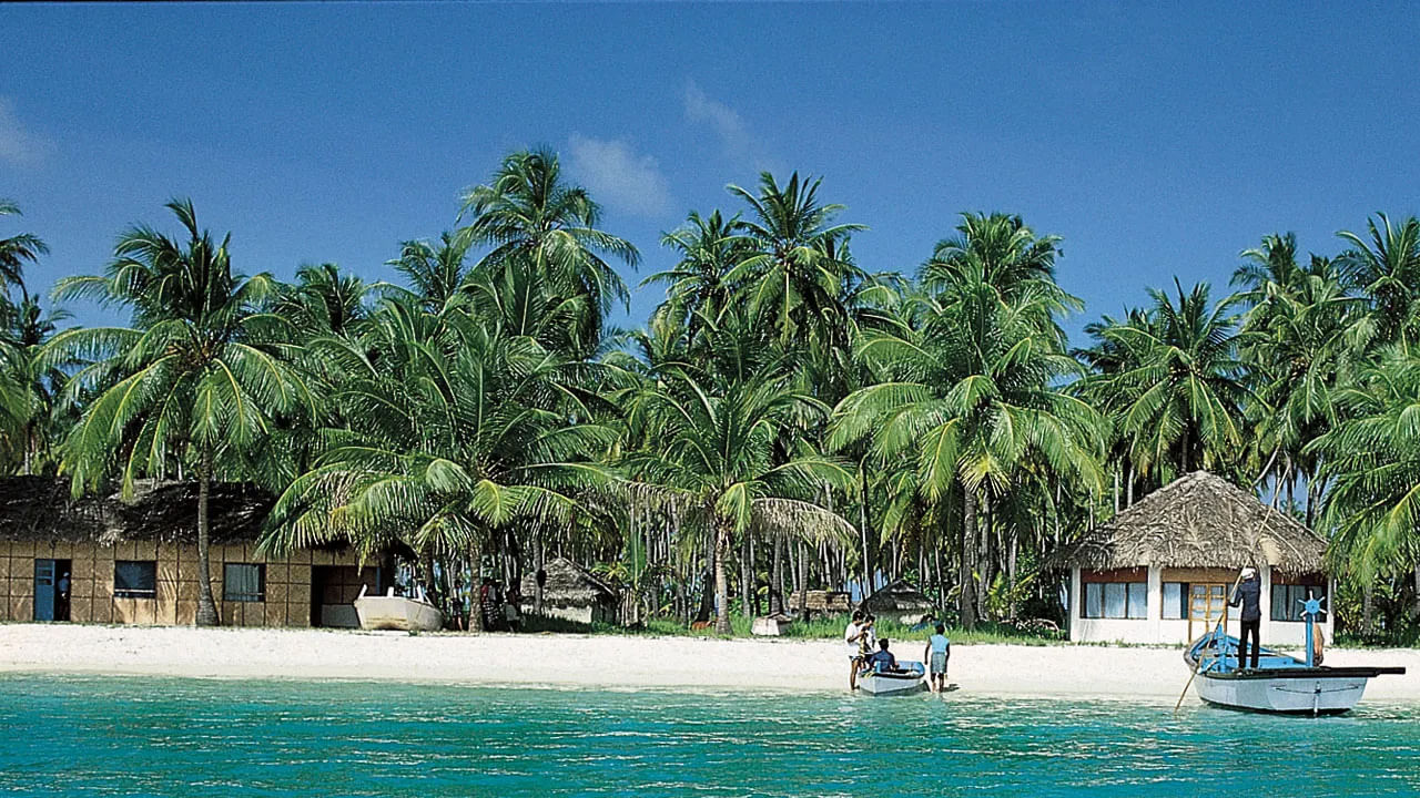 అందమైన, అద్భుతమైన పర్యాటక ప్రాంతంలో లక్ష్యాద్వీప్ ఒకటి. అరేబియా సముద్ర దీవులలో ఒక్కటైన ఇది, చాలా అందమైన ప్రదేశం. ఇక్కడ అరుదైన వన్యప్రాణులు, పగడపు దిబ్బలు, పచ్చటి చెట్లు, ఆహ్లాదకరమైన వాతావరణం ఉటుంది. అంతేకాదండోయ్ ఇక్కడ అస్సలే కుక్కులు కానీ, పాములు కాని ఉండవంట. మరి మనం దీని గురించి వివరంగా తెలుసుకుందాం పదండి.