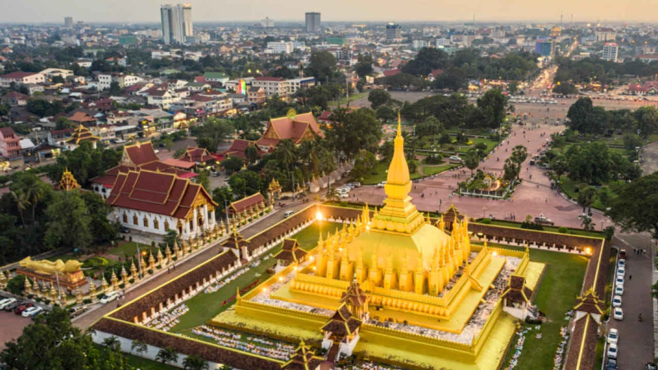 లావోస్: లావోస్ కరెన్సీ అయిన కిప్ కూడా ప్రపంచంలోని చౌకైన కరెన్సీలలో ఒకటి. ఇక్కడ 1 భారత రూపాయికి 250 నుంచి 260 కిప్లు లభిస్తాయి. ఈ చిన్న, అందమైన దేశం భారతీయ పర్యాటకులకు ప్రకృతి, చరిత్రను తక్కువ డబ్బుతో అద్భుతంగా అనుభవించే అవకాశాన్ని కల్పిస్తుంది.