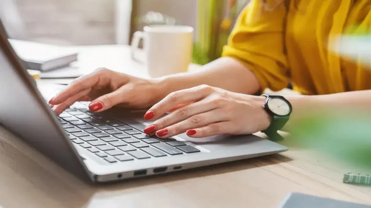 చిన్న తప్పులు మీ ల్యాప్టాప్ బ్యాటరీని నాశనం చేస్తాయి! వాటిని ఇలా కంట్రోల్ చేయండి..