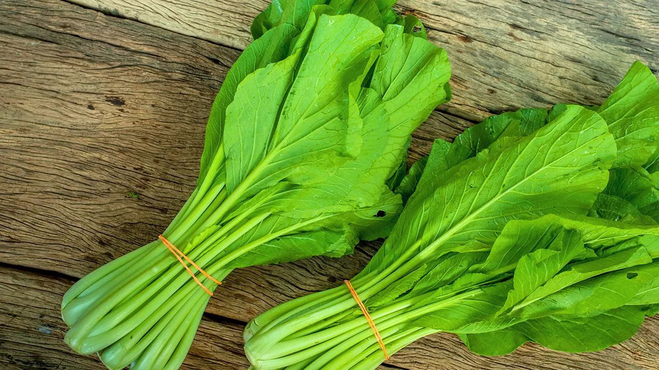 ఆకు కూరలు: ఆకు కూరలు గుండెకు ఎంతో మంచిది. క్యాన్సర్ వంటి రోగాలను సైతం దరిచేరనివ్వవు. పాలకూర, కొత్తమీద, ర్యాడిష్ మొదలైన వాటిలో కొవ్వు శాతం తక్కువ ఉండటంతో పాటు ఫోలిక్ యాసిడ్, మెగ్నీషియం, కాల్షియం, పోటాషియం ఎక్కువగా లభిస్తాయి. ఇవి గుండె పనితీరును మెరుగు పర్చడంలో ఎంతో సహాయపడతాయి. రోజూ ఆహారంలో భాగంగా ఇవి తీసుకునేవారికి మిగిలిన వారితో పోలిస్తే హార్ట్ ఎటాక్ వచ్చే అవకాశాలు 11 శాతం తక్కువగా ఉంటాయి.