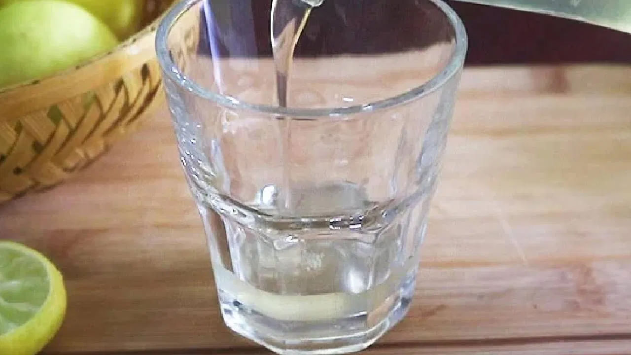 నిమ్మకాయలో విటమిన్ సి అధికంగా ఉంటుంది. ఇది ఆరోగ్యానికి మేలు చేస్తుంది. ప్రతిరోజు ఉదయం గోరువెచ్చని నీటిలో నిమ్మకాయ రసం కలిపి తాగడం ఆరోగ్యానికి ఎంతో ప్రయోజనకరంగా ఉంటుంది. 