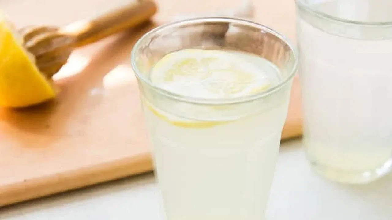 బరువు తగ్గడానికి గోరువెచ్చని నీటిలో నిమ్మకాయ కలిపి తాగడం చాలా మంచిది. ముఖ్యంగా,ఇది జీర్ణక్రియను మెరుగుపరచడంలో కూడా సహాయపడుతుంది. 