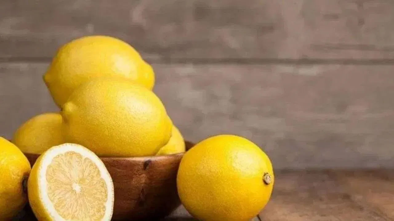 నిమ్మను జ్యూస్ రూపంలో, వంటల్లో భాగంగా తీసుకోవచ్చు. ఎలా తీసుకున్నా మంచిదే. దీనిని తినడం వల్ల జీర్ణక్రియ మెరుగుపడుతుంది. చర్మ రంగు కూడా మెరుగుస్తుంది. ముఖ్యంగా, బరువు తగ్గడానికి నిమ్మకాయ కూడా చాలా ప్రయోజనకరంగా ఉంటుంది.