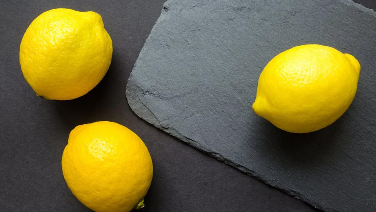 ఎలా పనిచేస్తుంది?: ఆయిల్ ప్యాకెట్‌లో మిగిలి ఉండే నూనె నిమ్మకాయల పైన ఒక రక్షణ పొరను ఏర్పరుస్తుంది. ఇది నిమ్మకాయలకు గాలి తగలకుండా చేస్తుంది. గాలి లోపలికి వెళ్లకపోవడంతో, నిమ్మకాయలు ఎండిపోకుండా, రసాన్ని కోల్పోకుండా ఉంటాయి. తేమ కూడా అలాగే ఉంటుంది. దీని వల్ల నిమ్మకాయలు 6 నెలల వరకు తాజాగా ఉంటాయి. ఇది ఒక సహజ రక్షణ కవచంలా పనిచేస్తుంది.
