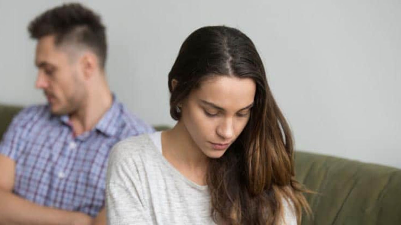 సాధారణంగా మీ భాగస్వామి మిమ్మల్ని మోసం చేయాలనుకుంటే మీ నుంచి ప్రతి విషయాన్ని సీక్రెట్‌గా ఉంచాలని చూస్తారు. గతంలో మీ ముందే ఫోన్‌ను యూజ్‌ చేసే మీ భాగస్వామి, అకస్మాత్తుగా ఫోన్‌కు సీక్రెట్‌ లాక్స్‌ పెట్టడం, తరచూ మొబైల్‌ను సైలెంట్‌ మోడ్‌లో ఉంచడం, అర్థరాత్రి మెసేజ్‌లు చేయడం వంటికి చేస్తుంటే.. మీ భాగస్వామి మీ నుంచి ఏదో దాస్తున్నాడనే దానికి ఇదొక సంకేతం కావచ్చు. ప్రతి ఒక్కరూ గోప్యతను కోరుకుంటారు, కానీ సంబంధం సమయంలో మీ భాగస్వామి ప్రవర్తనలో అకస్మాత్తుగా మార్పును మీరు గమనించినట్లయితే, వారు మీ నుండి ఏదో దాచడానికి ప్రయత్నిస్తున్నారని అర్థం.