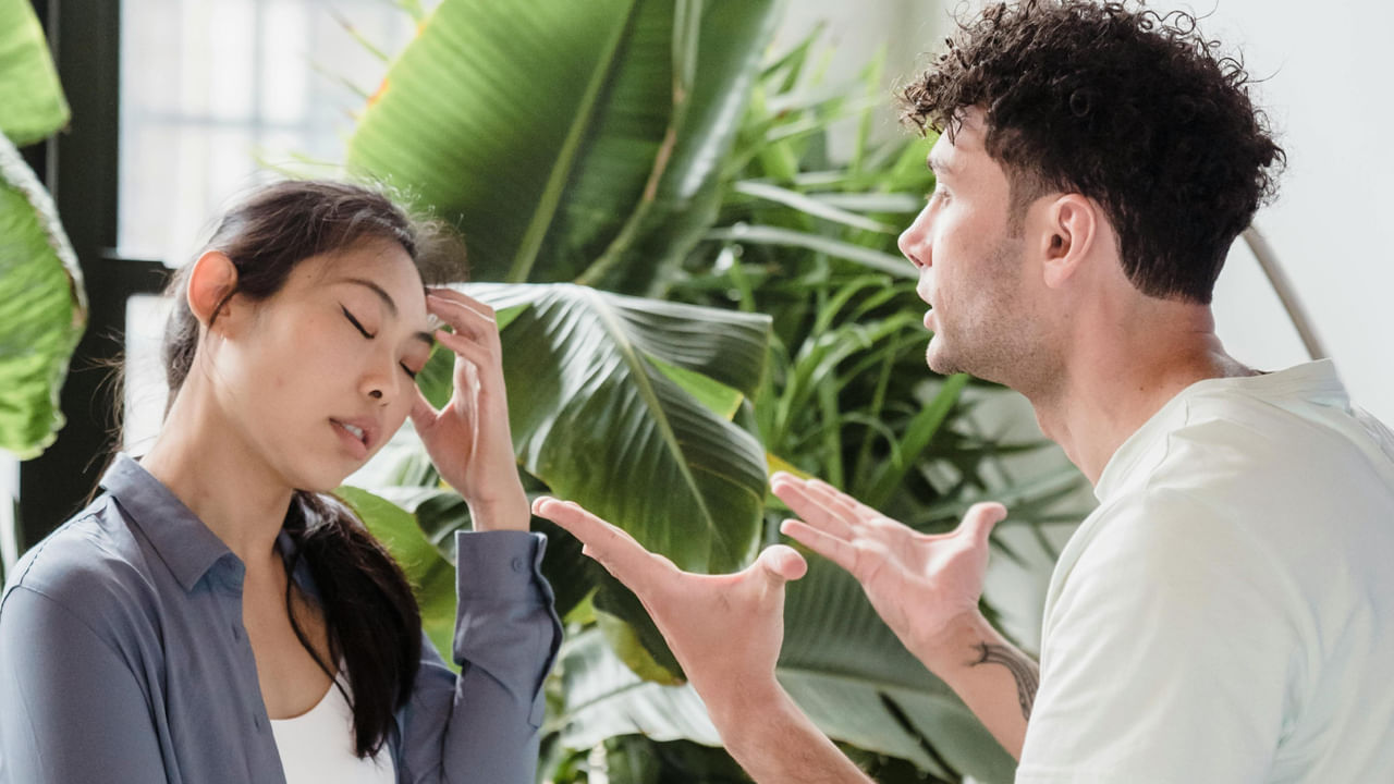 మీ భాగస్వామి పని సాకుతో తరచుగా ఇంటికి ఆలస్యంగా రావడం ప్రారంభిస్తే, మీ ఫోన్‌కు సరిగ్గా రెస్పాన్స్‌ ఇవ్వకపోతే లేదా ప్రయాణ ప్రణాళికలు వేసుకున్న తర్వాత అకస్మాత్తుగా నో చెబితే, వారు తమ జీవితంలో ఏదో దాచిపెడుతున్నారని అర్థం. ఓవర్ టైం లేదా ఆఫీస్ మీటింగ్ అని చెప్పే కథలు ఎప్పుడూ నిజం కాకపోవచ్చు. మీ లైఫ్‌లో ఇలా జరిగితే అప్రమత్తంగా ఉండండి.