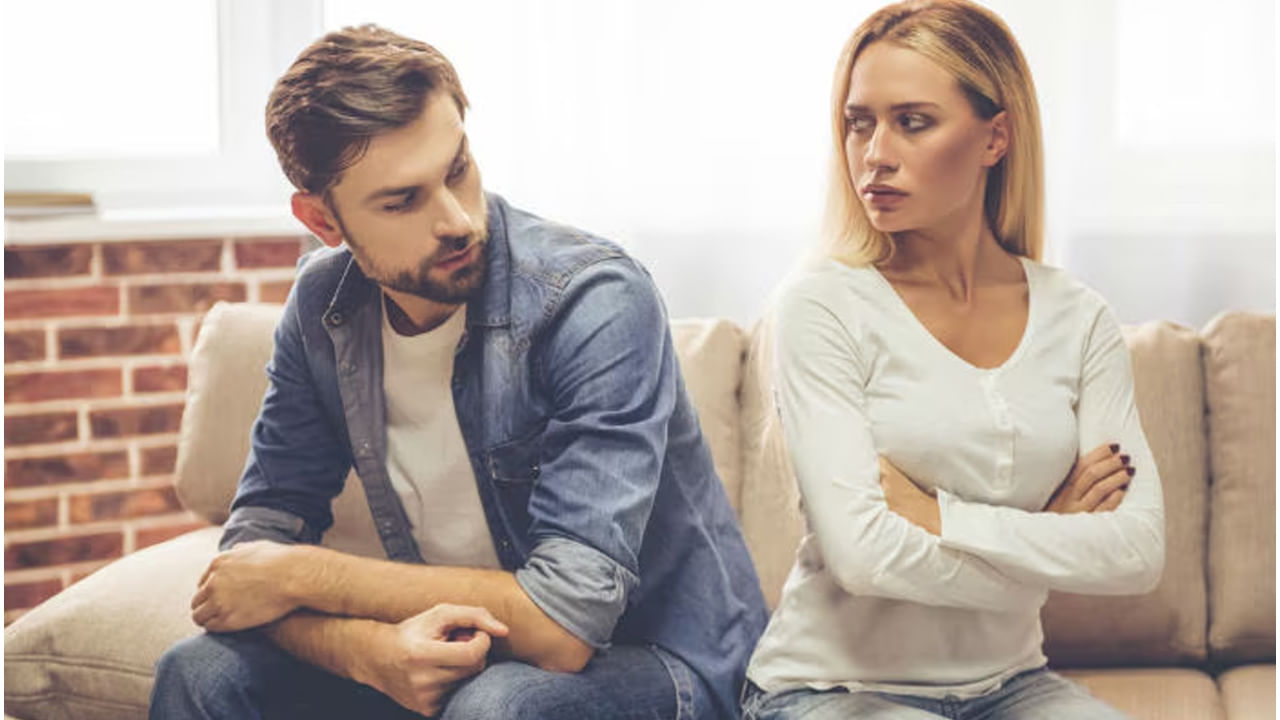 మీ భాగస్వామి మీతో సమయం గడపడానికి ఇష్టపడకపోయినా? మీ కళ్ళలోకి చూసి మాట్లాడడం తగ్గించినా, స్పర్శ నుండి దూరంగా ఉండాలని ట్రై చేసినా, లేదా శృంగార క్షణాలను తగ్గించడం ప్రారంభిస్తే, ఇది మీ మధ్య గ్యాప్‌ పెరిగే అవకాశాలను పెంచవచ్చు. కాబట్టి ఈ విషయాల్లో మీరు శ్రద్ధ వహించండి. 