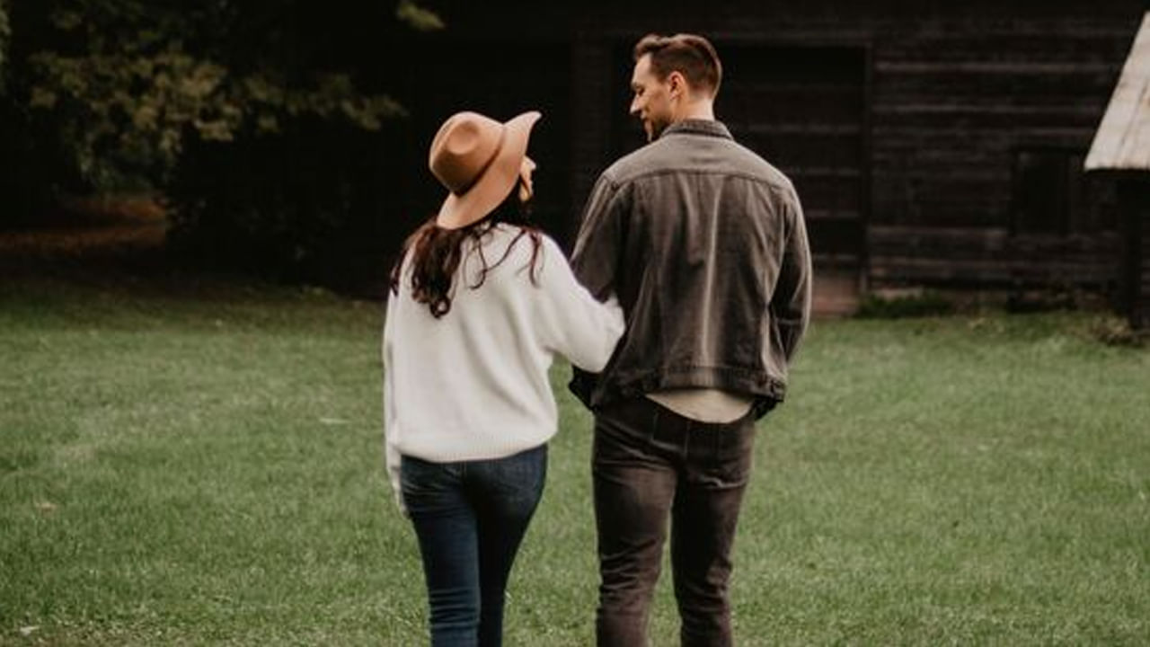 సాధారణంగా ఒక వ్యక్తి ఏదైనా తప్పు చేస్తున్నప్పుడు, దానిని దాచడానికి దొంగ ప్రేమను మీపై ఒకలబోస్తారు. కొన్ని సార్లు ముందు నుంచి వాళ్లతో ఎక్కువ ప్రేమగా లేకపోయినా.. ఆకస్మిక వారిపై ప్రేమ పుట్టుకొచ్చినా, బహుమతులు, ప్రశంసలు లేదా ప్రేమ మాటలు. ఆప్యాయతలో ఆకస్మిక మార్పులు కొన్నిసార్లు అపరాధభావాన్ని దాచడానికి ఒక మార్గం కావచ్చు.