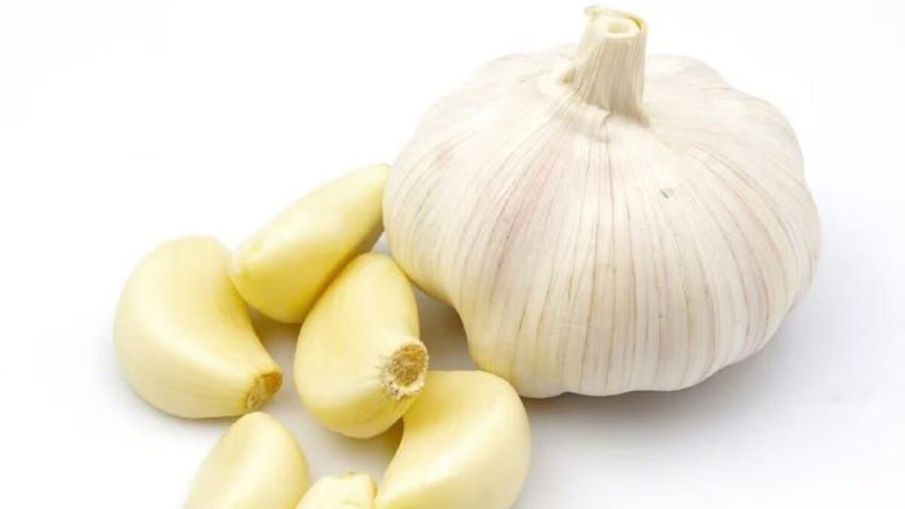 బల్లులకు నచ్చని స్మెల్ అంటే అది వెల్లుల్లి, ఉల్లిపాయల వాసన. వీటి వాసనను బల్లలు అస్సలే ఇష్టపడవంట. అయితే మీ వంటింట్లో బల్లులు ఎక్కువగా ఉంటే వంటగది అల్మారాలు, బాత్ రూమ్స్, కిటికీలు లేదా తలుపుల వద్దద వెల్లుల్లిపాయలలను నీటిలో కలిపి స్ప్రే చేస్తే అవి అక్కడి నుంచి వెళ్లిపోతాయంట. అలా పదే పదే చేయడం వలన ఇంటిలోకి బల్లులు రావు అంటున్నారు నిపుణులు.