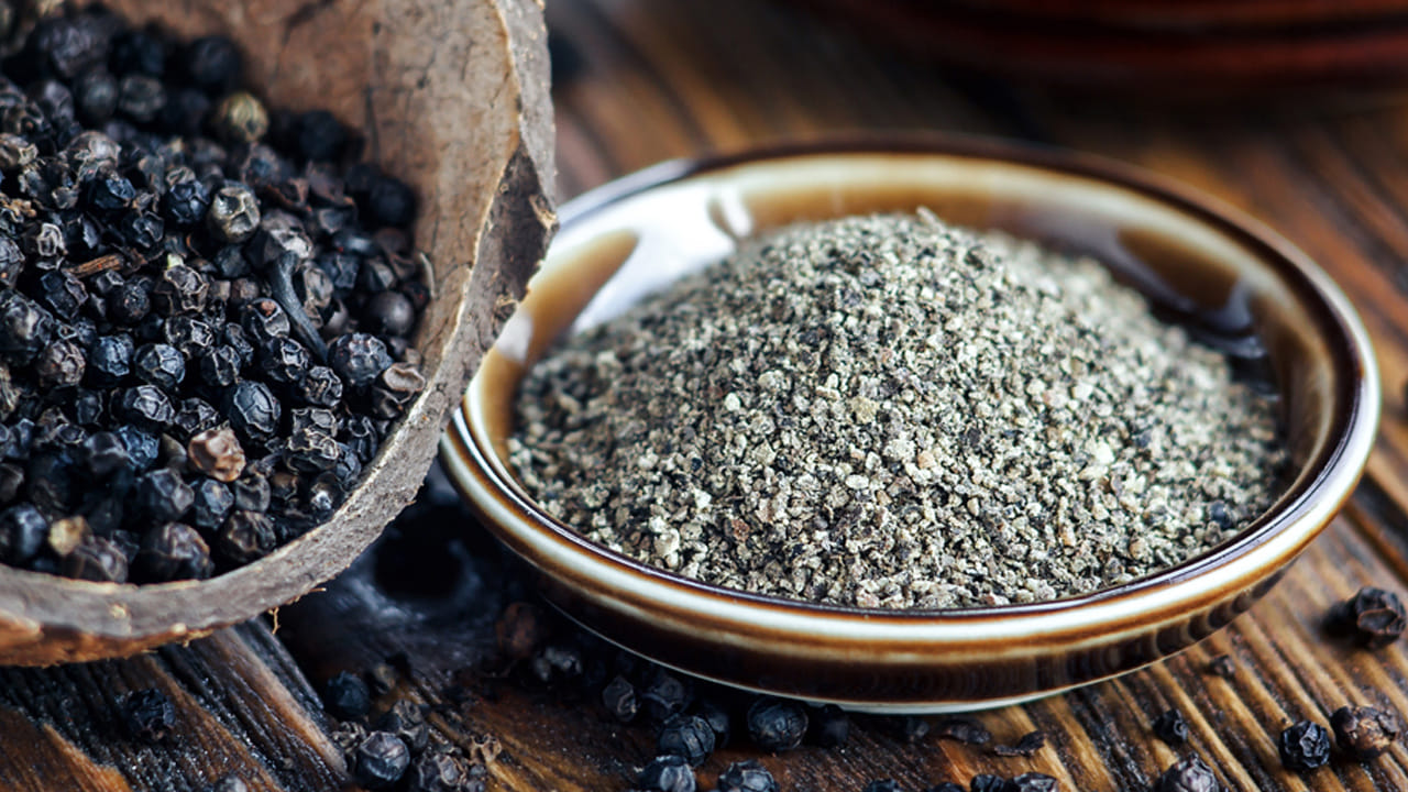 అదే విధంగా నల్ల మిరియాల వాసన కూడా బల్లులు ఇష్టపడవంట. అందువలన నల్ల మిరియాల పౌడర్ను ఒక బాటిల్లో వేసి అందులో కొన్ని నీరు పోసి, ఆ వాటర్ బల్లలు ఉన్న ప్రదేశంలో స్ప్రే చేయడం వలన బల్లులు ఇంటి నంచి పారిపోతాయంట. (నోట్ : పై సమాచారం, ఇంటర్నెట్ ఆధారంగా మాత్రమే ఇవ్వబడినది, దిశ దీనిని ధృవీకరించలేదు.)