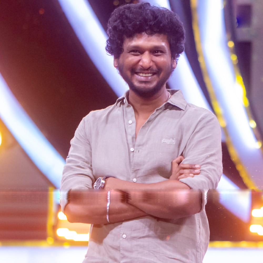 ఇటీవల ఒక ఈవెంట్‌లో భాగంగా ఆయన చేసిన వ్యాఖ్యలు ఇప్పుడు యంగ్ డైరెక్టర్లకు మాస్టర్ క్లాస్‌లా మారాయి. లోకేష్ ఏం చెప్పారంటే – 'బాక్సాఫీస్‌ దగ్గర కోట్లు రావడం ఒక్కటే సక్సెస్ కాదు. మనం అనుకున్న కథని మన మనసులో అనుకున్న విధంగానే ప్రేక్షకుల కళ్లముందు పెట్టగలిగితే – అదే నిజమైన విజయం' అన్నారు.