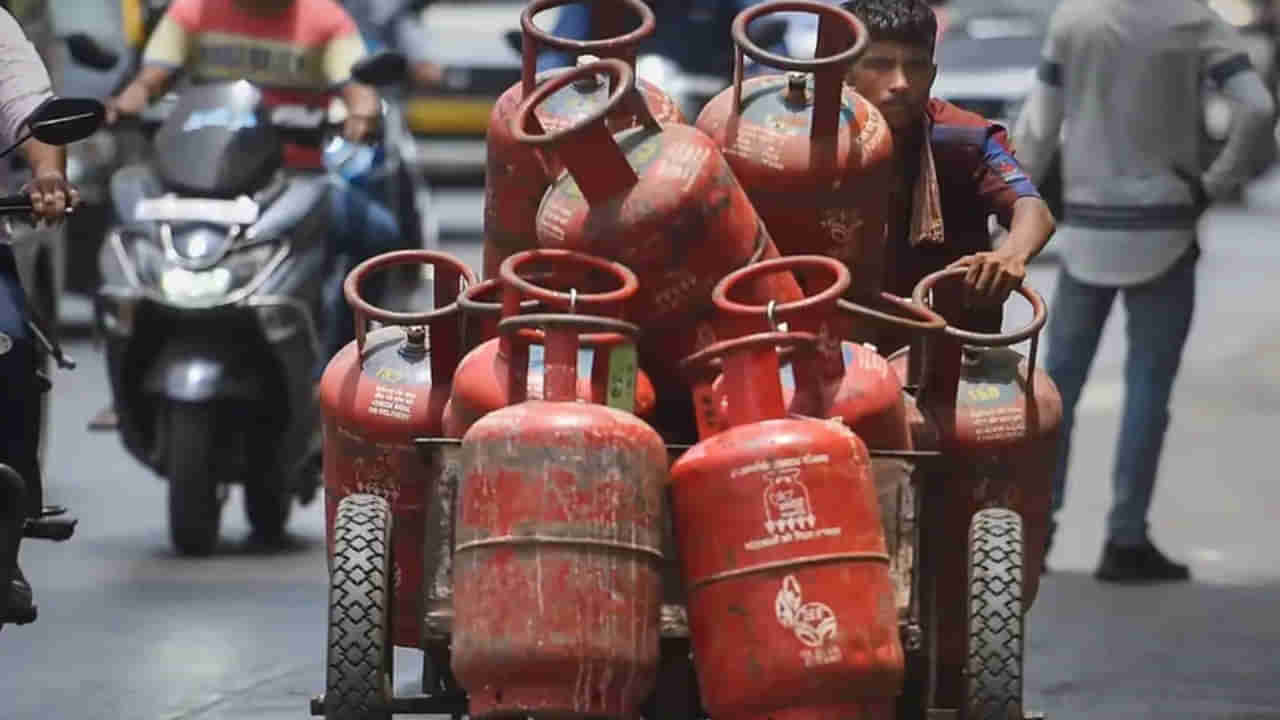 LPG Gas Price: వినియోగదారురులకు శుభవార్త.. తగ్గిన గ్యాస్ సిలిండర్ ధర!