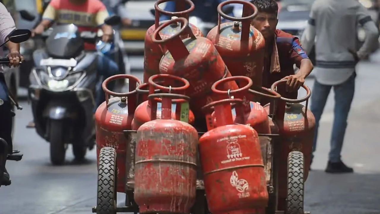 LPG Gas Price: వినియోగదారురులకు శుభవార్త.. తగ్గిన గ్యాస్‌ సిలిండర్‌ ధర!