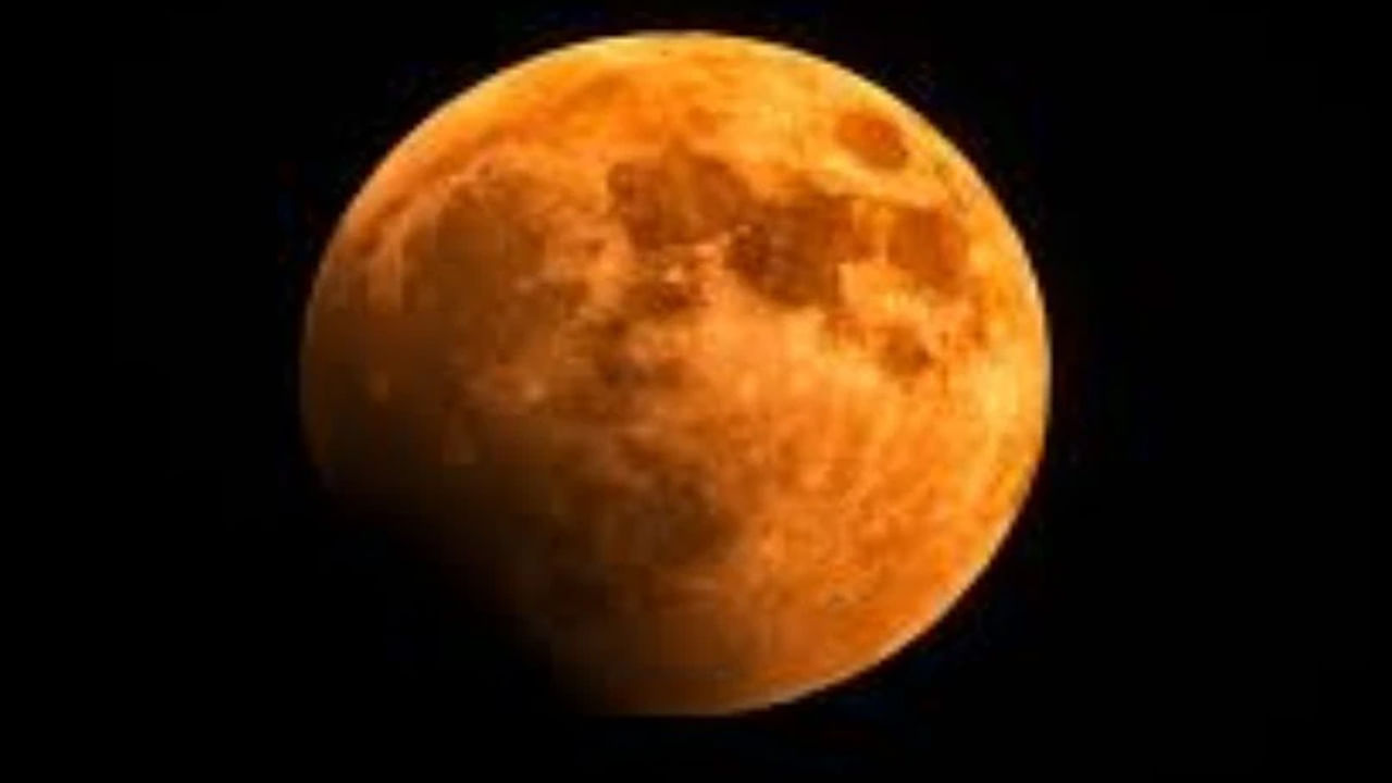 ఈ సంవత్సరంలో రెండవ , చివరి చంద్ర గ్రహణం భాద్రపద మాసం పౌర్ణమి రోజున ఏర్పడనుంది. ఈ అరుదైన చంద్ర గ్రహణం బ్లడ్ మూన్ గా ఏర్పడుతుందని ఖగోళ శాస్త్రజ్ఞులు చెబితే.. జ్యోతిష్కులు రాహు గ్రస్త సంపూర్ణ చంద్రగ్రహణం అని చెబుతున్నారు. ఈ చంద్రగ్రహణం కుంభ రాశిలో శతభిష నక్షత్రంలో ఏర్పడనుంది. అంతేకాదు ఈ రోజు నుంచే పితృ పక్షం కూడా ప్రారంభమవుతుంది. ఈ చంద్రగ్రహణం భారతదేశంలో కూడా కనిపిస్తుంది. ఈ నేపధ్యంలో గ్రహణ దోషం నుంచి ఉపశమనం కోసం కొన్ని వస్తువులను దానం చేయమని పండితులు సూచిస్తున్నారు. 
