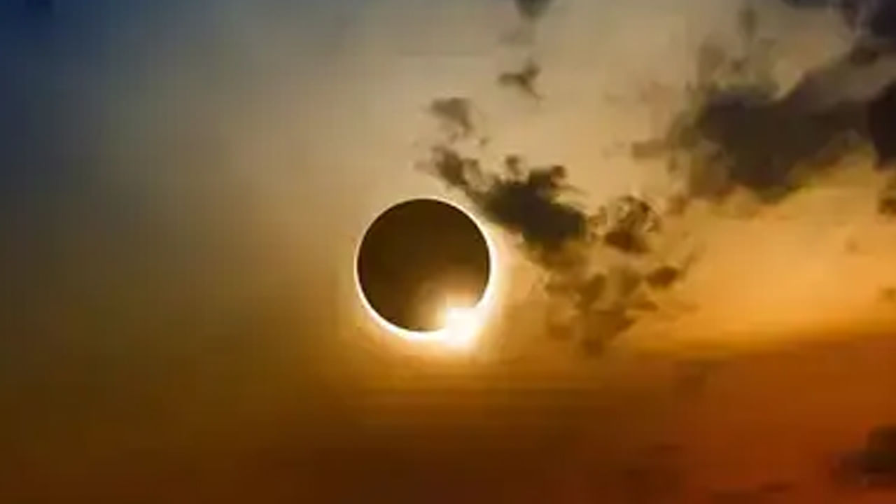 జ్యోతిష్యుల అభిప్రాయం ప్రకారం, చంద్రగ్రహణం శుభప్రదంగా పరిగణించబడదు. అందులోనూ ఈ చంద్రగ్రహణం శనీశ్వరుడు అధినేత అయిన కుంభ రాశిలో ఏర్పదనుండడంతో.. గ్రహణ దుష్ప్రభావాన్ని తొలగించడానికి, కొన్ని వస్తువులను దానం చేయాలి. చంద్రగ్రహణం రోజున మోక్ష కాలంలో దానం చేయాలి. కనుక ఏ వస్తువులు దానం చేయాలో తెలుసుకుందాం. 
