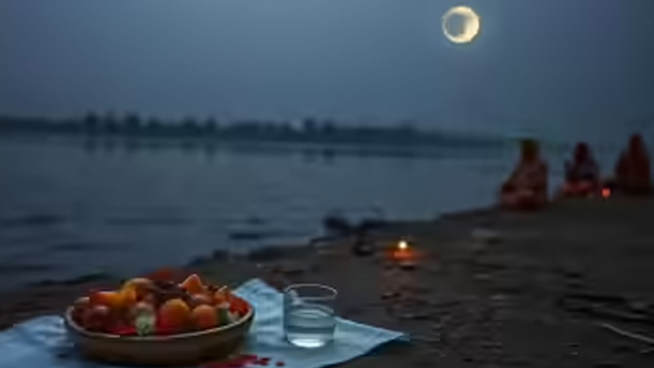 
చంద్రగ్రహణం ముగిసిన తర్వాత ఆహారాన్ని దానం చేయడం చాలా శుభప్రదంగా పరిగణించబడుతుంది. ఇలా చేయడం వల్ల ఇంట్లో ఎప్పుడూ ఇంట్లో ఆహార కొరత ఉండదని చెబుతారు.  
