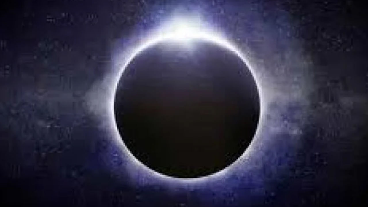 చంద్రగ్రహణం రోజున బట్టలు దానం చేయడం కూడా చాలా ఫలవంతమైనదని చెబుతారు. ఈ రోజున చంద్రుడి అనుగ్రహం కోసం తెల్లని బట్టలు దానం చేయడం చాలా మంచిదని అంటారు. 

 