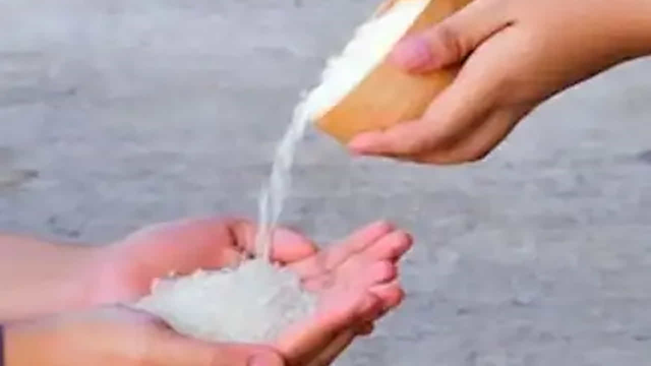 చంద్రగ్రహణం రోజున వెండి లేదా బియ్యం వంటి తెల్లని వస్తువులను దానం చేయడం కూడా చాలా ప్రయోజనకరంగా పరిగణించబడుతుంది. చంద్రుని రంగు తెల్లగా ఉంటుంది కనుక ఈ రోజున వీటిని దానం చేయడం వల్ల చంద్రదేవుని ఆశీస్సులు చెక్కుచెదరకుండా ఉంటాయి. మానసికంగా ప్రశాంతంగా ఉంటారని నమ్మకం. 
 
