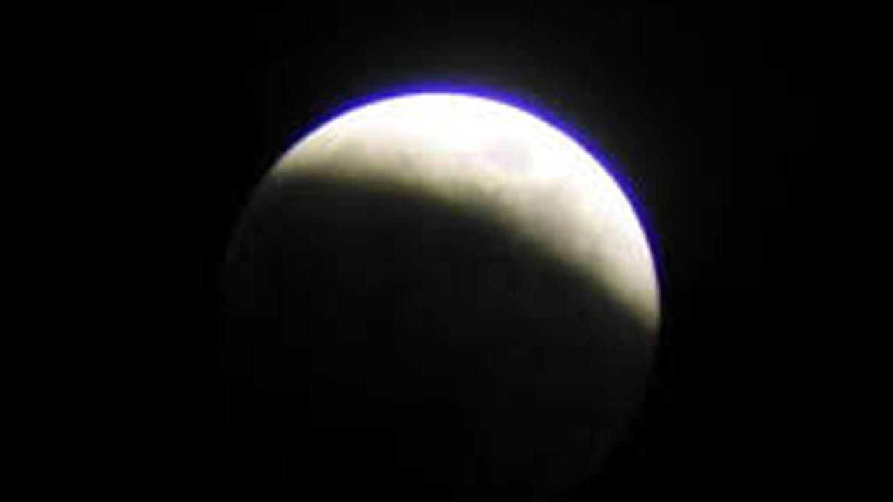 చంద్రగ్రహణం రోజున చక్కెర దానం చేయడం లేదా ఏదైనా గుడిలో చక్కర ఇవ్వడం కూడా చాలా ప్రయోజనకరంగా ఉంటుందని చెబుతారు. అలా చేయడం వల్ల ప్రతికూల శక్తి తొలగిపోతుందని, కుటుంబానికి ఇబ్బందులు రావని చెబుతారు.  
