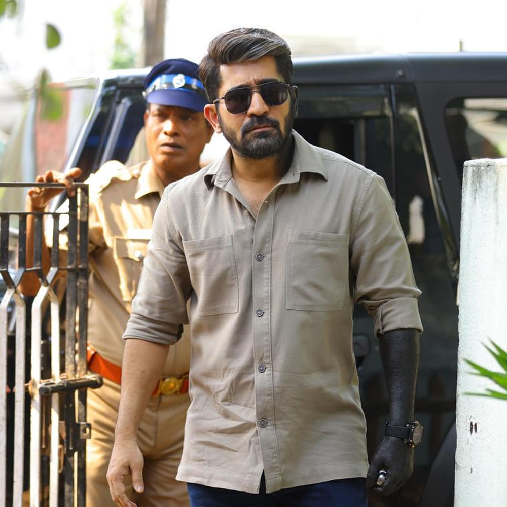 ఈ సినిమాలో సస్పెన్స్ చాలా బలంగా ఉంది. చివరి వరకు మీరు హంతకుడిని కనుగొనలేరు. చివరికి, అలాంటి ఒక విషయం బయటపడి మీరు దానిని చూసి షాక్ అవుతారు. ఈ సినిమా ప్రారంభం నుండి చివరి వరకు మిమ్మల్ని కట్టిపడేస్తుంది.