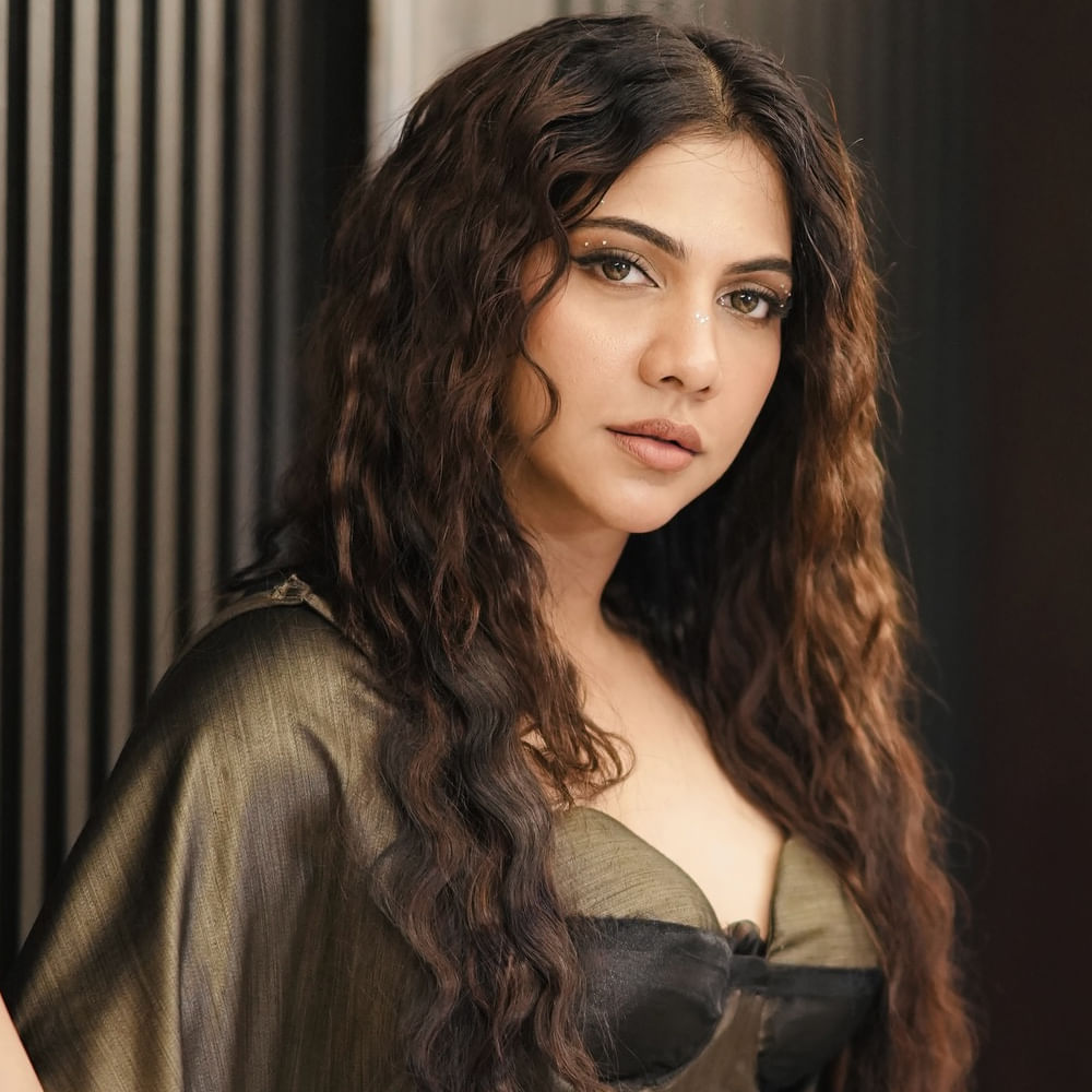 ఈ సినిమాలో ప్రభాస్ కు తండ్రిగా మెగాస్టార్ చిరంజీవి నటించనున్నారనే వార్త తెగ వైరలవుతుందియి. అయితే దీనిపై క్లారిటీ రాలేదు. ఇక ఇప్పుడు వినిపిస్తున్న సమాచారం ప్రకారం ఈ సినిమాలో కీలక పాత్ర కోసం మలయాళీ బ్యూటీ మడోన్నా సెబాస్టియన్ ను ఎంపిక చేశారట.