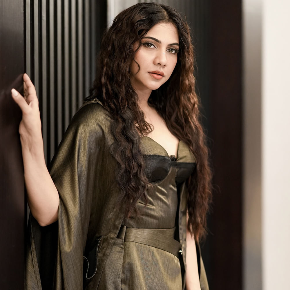 మలయాళంలో ప్రేమమ్ సినిమాతో మంచి ఫేమ్ సంపాదించుకుంది మడోన్నా. తెలుగులో ప్రేమమ్ రీమేక్ లో నాగచైతన్యతో కలిసి నటించింది. అయితే అందం, అభినయంతో నటిగా మంచి మార్కులు కొట్టేసినప్పటికీ ఈ బ్యూటీకి ఆశించిన స్థాయిలో అవకాశాలు రాలేదు. 