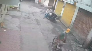 షాపులో చీరలు దొంగిలించిన మహిళ.. రోడ్డుపైకి ఈడ్చి కాలితో దారుణంగా కొట్టిన యజమాని ..! వీడియో