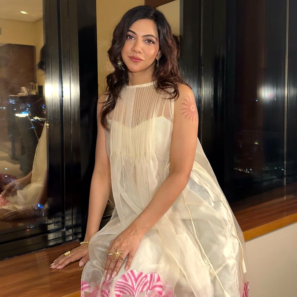 చాలా కాలం తర్వాత నాని హీరోగా నటించిన శ్యామ్ సింగరాయ్ సినిమాలో నటించింది. ప్రస్తుతం మడోనా తెలుగు సినిమాల కంటే తమిళ్, మలయాళ సినిమాల పైనే ఎక్కువ ద్రుష్టి పెట్టింది. అక్కడ వరుసగా సినిమాలు చేస్తోంది. ఇక సోషల్ మీడియాలో ఫోటోలు షేర్ చేస్తూ ఆకట్టుకుంటోంది ఈ అమ్మడు.