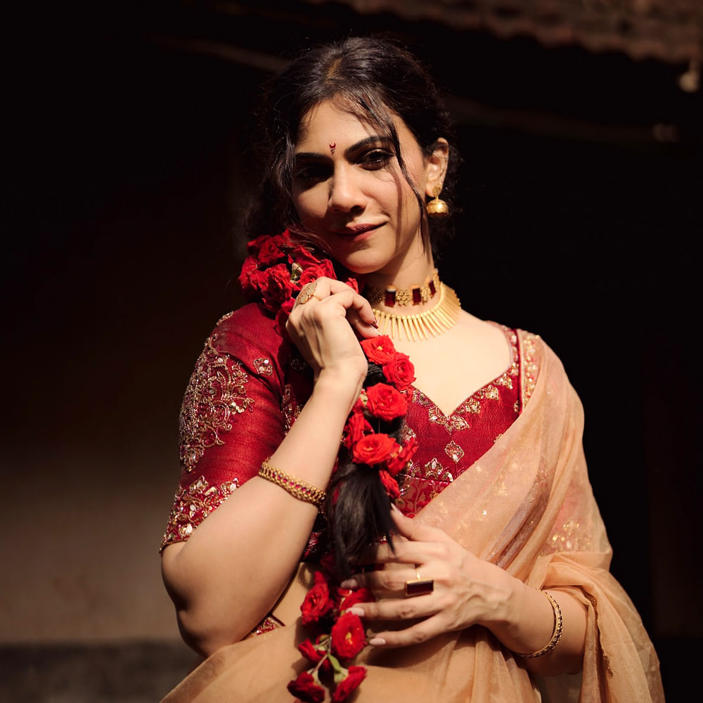 మడోన్నా 2015లో మలయాళ చిత్రం "ప్రేమమ్" ద్వారా నటనా రంగంలోకి అడుగుపెట్టింది. ఈ సినిమా ఈ ముద్దుగుమ్మకు ఎంతో పేరు తెచ్చిపెట్టింది. ఈ చిత్రంలో మడోన్నా సెలిన్ పాత్రలో నటించి, ప్రేక్షకులను ఆకట్టుకుంది. ఆ తర్వాత, ఆమె 2016లో తమిళ చిత్రం "కాదలుమ్ కడందు పోగుమ్" ద్వారా తమిళ సినీ రంగంలోకి ప్రవేశించింది. 