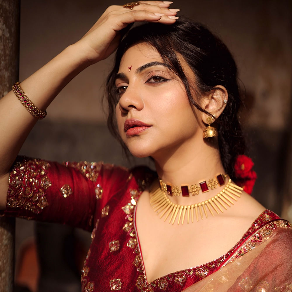 తెలుగులో ప్రేమమ్ సినిమా తర్వాత మడోన్నా సెబాస్టియన్. నాని హీరోగా నటించిన శ్యామ్ సింగరాయ్ సినిమాలో కీలక పాత్రలో నటించి ఆకట్టుకుంది. తెలుగు కంటే మళయాళంలోనే ఈ ముడుగుమ్మకు ఎక్కువ ఆఫర్స్ అందుకుంది. 