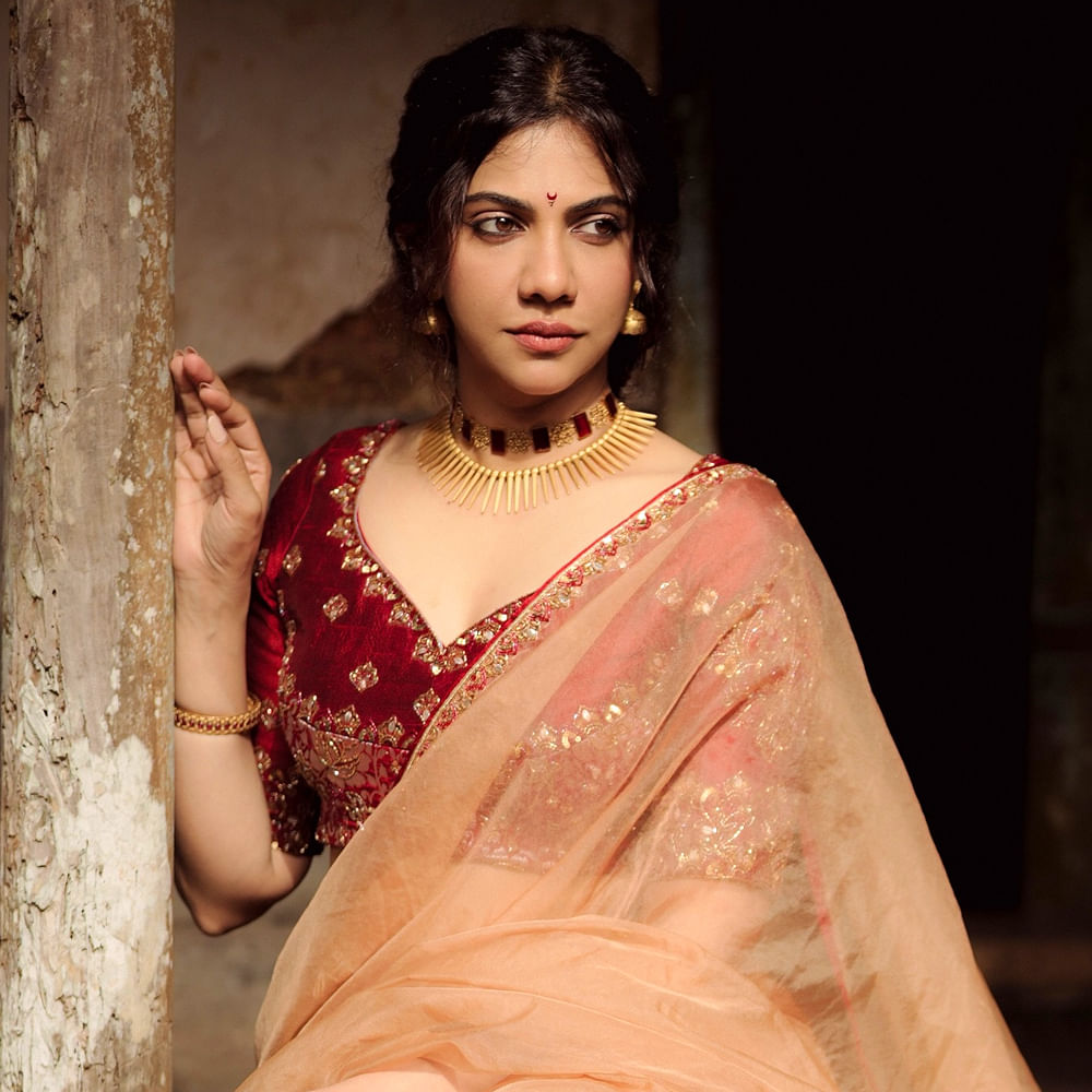 ఇక ప్రేమమ్ సినిమా తెలుగులోనూ రీమేక్ అయ్యింది. ఈ సినిమాలోనూ మడోన్నా నటించి మెప్పించింది. నాగచైతన్య హీరోగా నటించిన ఈ సినిమాలో తన నటనతో పాటు అందంతోనూ ఆకట్టుకుంది ఈ వయ్యారి భామ. తెలుగులో కంటే మళయాళంలోనే ఎక్కువ సినిమాలు చేస్తుంది ఈ చిన్నది. 