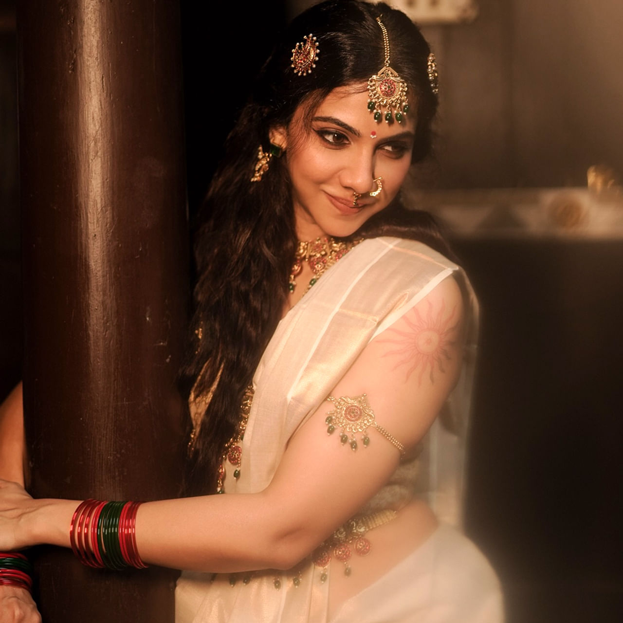 అందాల భామ మడోన్నా సెబాస్టియన్.. ఈ అమ్మడు అక్టోబర్ 1, 1992న కేరళలోని చెరుపుజలో జన్మించింది. ఈ ముద్దుగుమ్మ  బెంగుళూరులోని క్రైస్ట్ యూనివర్శిటీ నుంచి బిజినెస్ స్టడీలో పట్టా అందుకుంది.