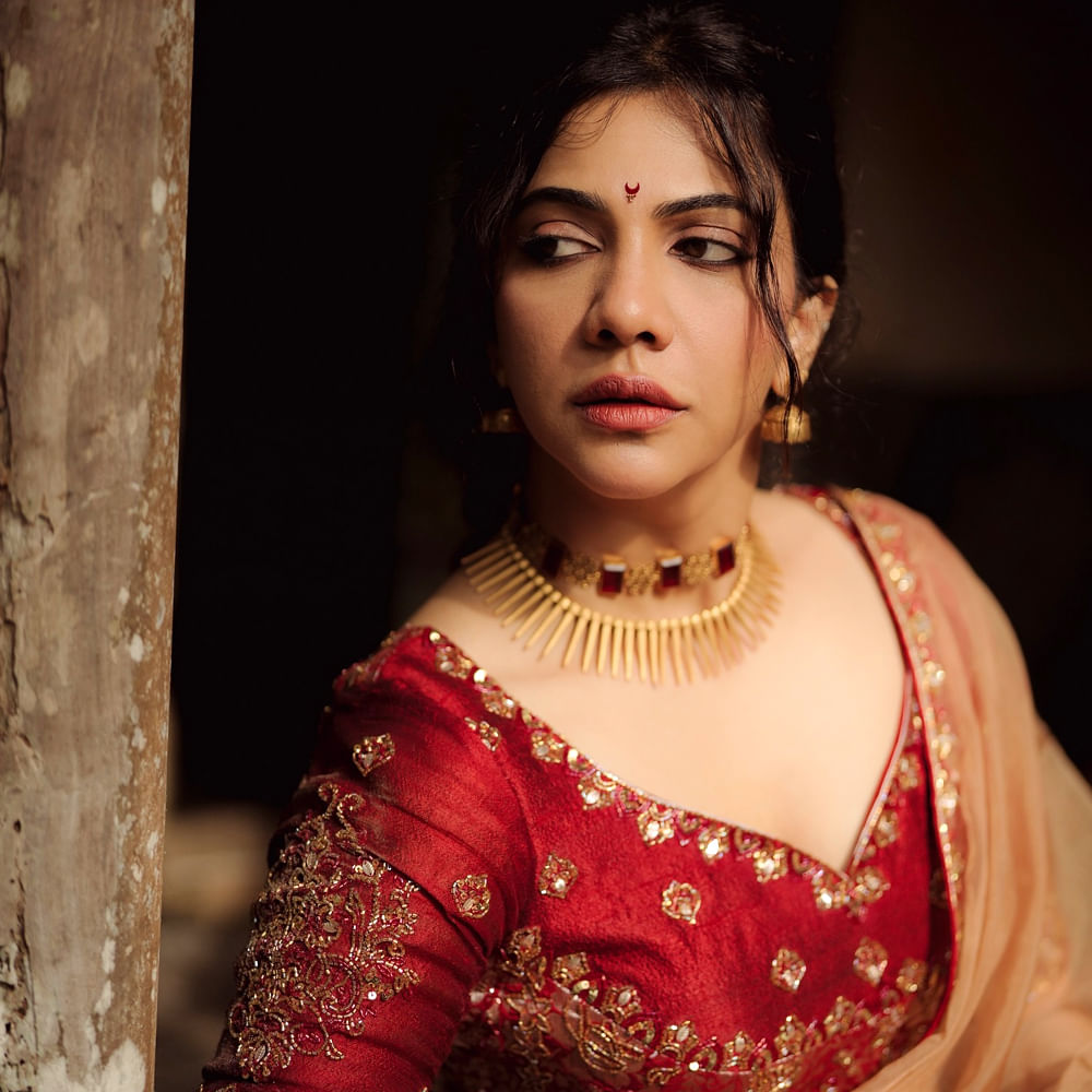 ఇటీవల దళపతి విజయ్ నటించిన లియో సినిమాలో చిన్న పాత్రలో మెరిసింది. లియోలో దళపతి చెల్లిగా కనిపించింది మడోన్నా. ఇక సోషల్ మీడియాలో యాక్టివ్ గా ఉండే ఈ వయ్యారి. తాజాగా షేర్ చేసిన ఫోటోలు నెట్టింట వైరల్ అవుతున్నాయి. 