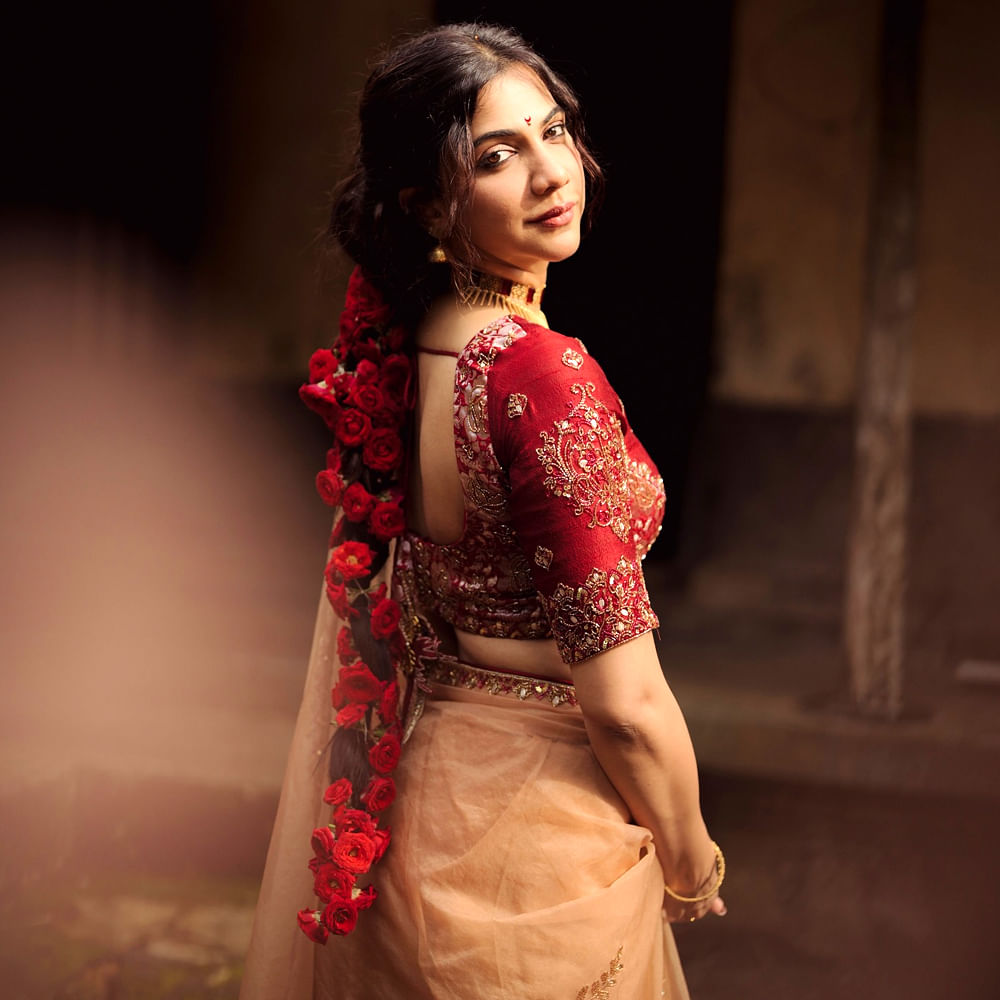 మడోన్నా సెబాస్టియన్.. ఈ ముద్దుగుమ్మ కేవలం నటి మాత్రమే కాదు, సింగర్ కూడా.. ఈ చిన్నది కెరీర్ బిగినింగ్‌లో టెలివిజన్ యాంకర్‌గా చేసింది. ఇప్పుడు ఈ బ్యూటీ ప్రధానంగా మలయాళం, తమిళం, తెలుగు చిత్రాలలో నటిస్తుంది. ఈ బ్యూటీ తన అందంతో ఆకట్టుకుంటుంది. 