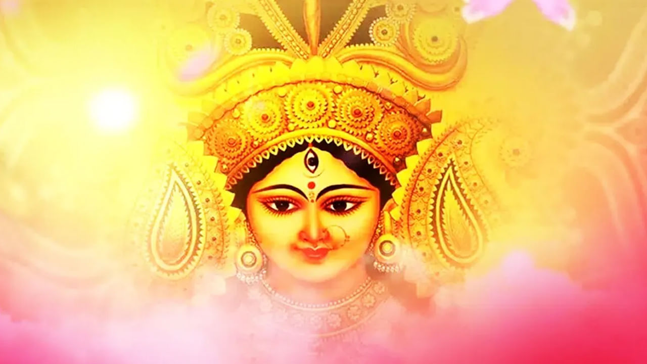 వేద జ్యోతిషశాస్త్రంలో గ్రహాల కదలిక, వాటి సంయోగం జీవితంలో శుభ, అశుభ ఫలితాలను ఇస్తాయని పేర్కొంది. ముఖ్యంగా ఉపవాసాలు, పండుగల సమయంలో ప్రత్యేక యోగం ఏర్పడినప్పుడు.. ఆ యోగాల ప్రభావం మరింత ఫలవంతమైనది. ఈ సంవత్సరం దేవీ నవరాత్రులు 22 సెప్టెంబర్ 2025 నుంచి ప్రారంభమై అక్టోబర్ 2న ముగుస్తుంది. నవరాత్రి సమయంలో సెప్టెంబర్ 24న చంద్రుడు కుజుడు ఇప్పటికే ఉన్న తులారాశిలోకి ప్రవేశిస్తాడు. ఈ రెండు గ్రహాల సంయోగం కారణంగా ఒక ప్రత్యేకమైన, శుభ యోగమైన మహాలక్ష్మి రాజ్యయోగం ఏర్పడుతోంది.
