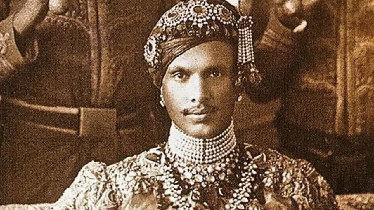 అతను రాజస్థాన్లోని అందమైన అల్వార్ రాజ్యం మహారాజు జై సింగ్ ప్రభాకర్. అతను తన కాలంలో అత్యంత శక్తివంతమైన, ధనవంతుడైన పాలకులలో ఒకడు. అతను సాహస జీవితాన్ని గడిపాడు. ఆయనకు పాలనలో జనం చాల అందంగా గడిపారు. ఆయనకు విలాసవంతమైన కార్లు అంటే చాల ఇష్టం. నచ్చిన కారు తన కోట ముంది ఉండాల్సిందే.