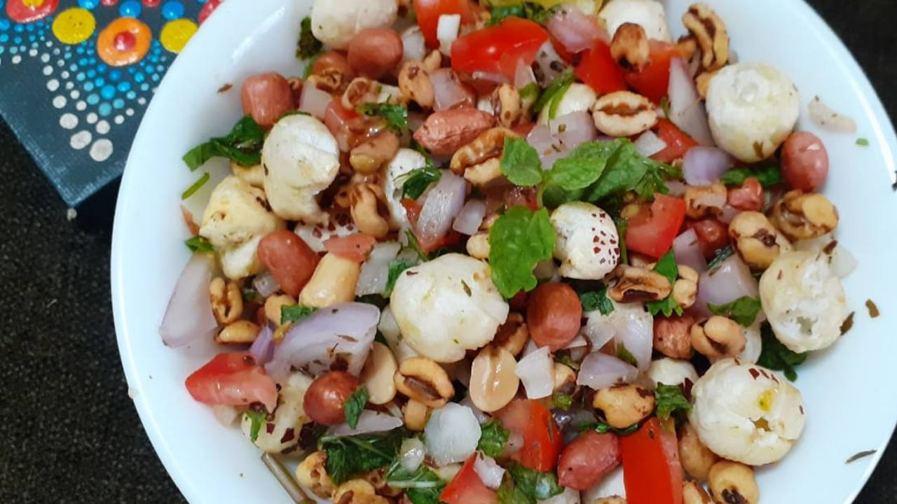 మఖానా అనేది అనేక వ్యాధులను ఒకేసారి నయం చేసే సూపర్‌ఫుడ్. ఈ డ్రై ఫ్రూట్ చాలా మంది ధనవంతులు ఎంతో ఇష్టంగా తింటూ ఉంటారు. ఈ తక్కువ కేలరీల డ్రై ఫ్రూట్ డయాబెటిస్, కొలెస్ట్రాల్, రక్తపోటు వంటి దీర్ఘకాలిక వ్యాధులను నియంత్రిస్తుంది. మఖానాలో ప్రోటీన్, ఫైబర్, కాల్షియం, మెగ్నీషియం, పొటాషియం, ఫాస్పరస్, ఐరన్ మరియు జింక్ వంటి అనేక ముఖ్యమైన పోషకాలు పుష్కలంగా ఉన్నాయి.